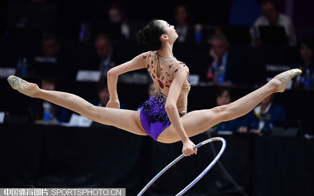 详解棒球规则中的打击干扰判定当捕手的手套在打者挥棒轨道上拦截